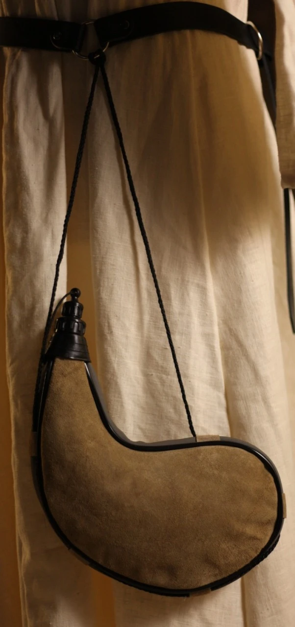 Wineskin (Bota) 1000ml, Curved 4 Wineskin (Bota) 1000ml, Curved - Image 2